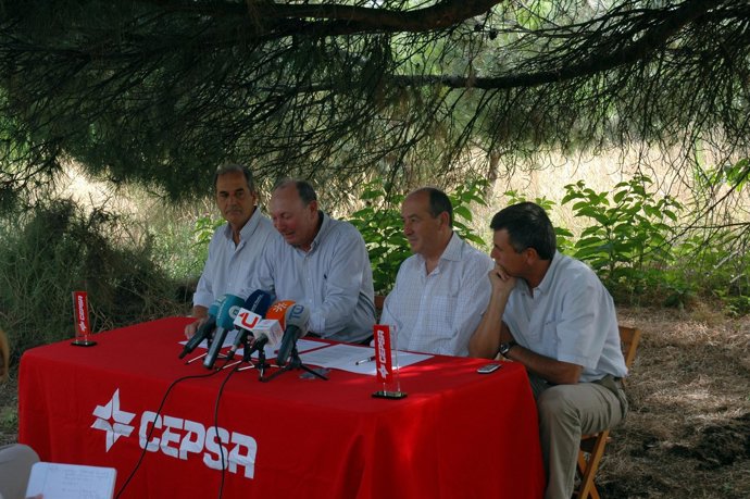 El Director De Cepsa Refinería La Rábida Junto Al Delegado De Medio Ambiente. 