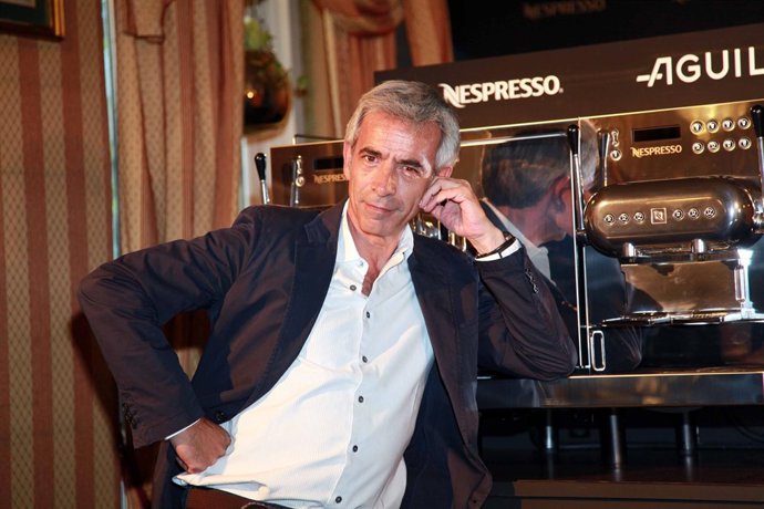 Posado De Imanol Arias Con La Cafetera Nesspreso 