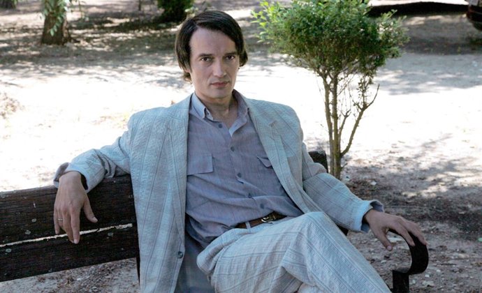 Posado Del Actor Josep Linuesa Caracterizado Como Junior 