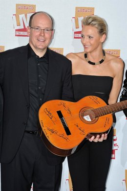 Alberto Y Charlene Posando Con Una Guitarra Española