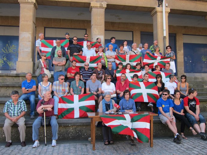 Un Grupo De Ciudados Anima A Acudir Al Chupinazo Con Ikurriñas.