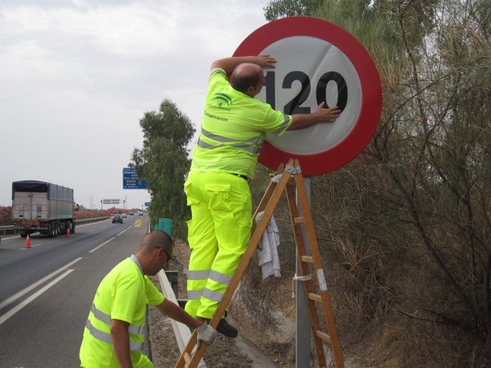 Operarios Modifican Las Señalas De Velocidad