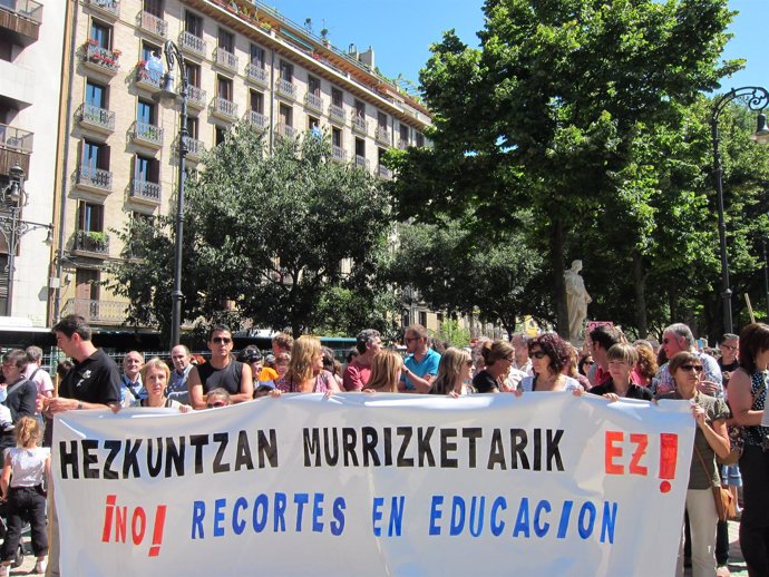 Representantes De Los Sindicatos De Educación Frente Al Parlamento De Navarra.