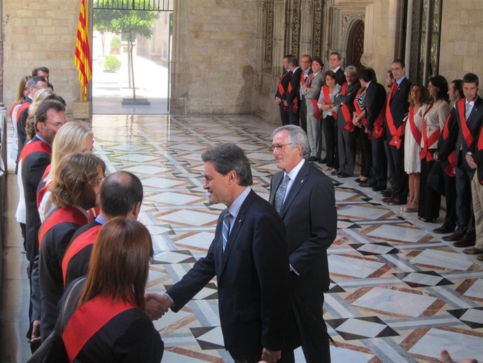 Artur Mas Saludando A Los Concejales