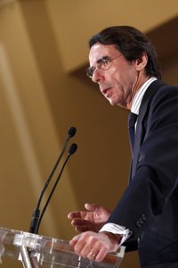 Aznar urge a "rectificar" la política anti-ETA pues Bildu no es "un peaje"