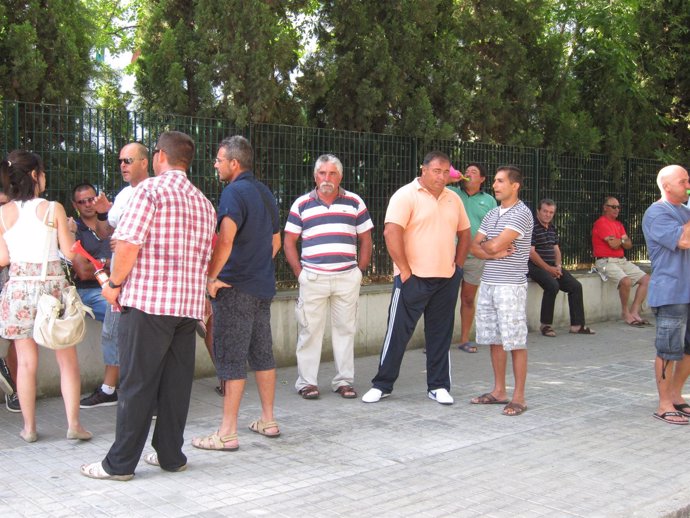Los Mariscadores De Nueva Umbría Protestan Ante La Delegación Del Gobierno.