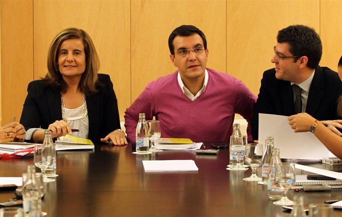 José Luis Ayllón, flanqueado por Fátima Báñez y Álvaro Nadal