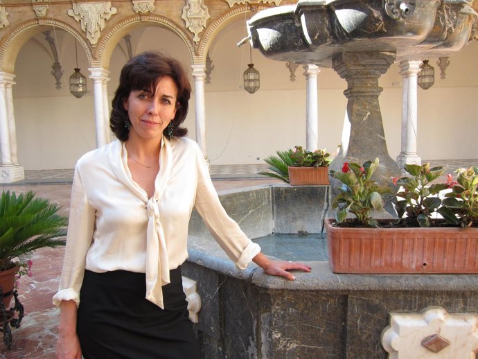 María Luisa Ceballos En El Patio Barroco Del Palacio De La Merced