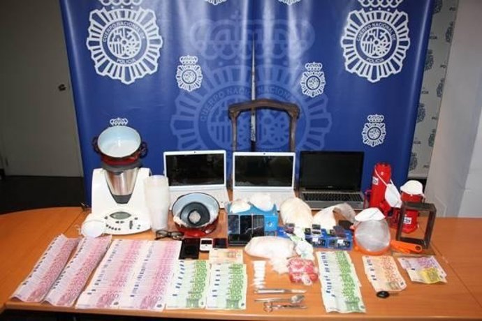 Dinero Y Efectos Intervenidos En La Operación Policial 