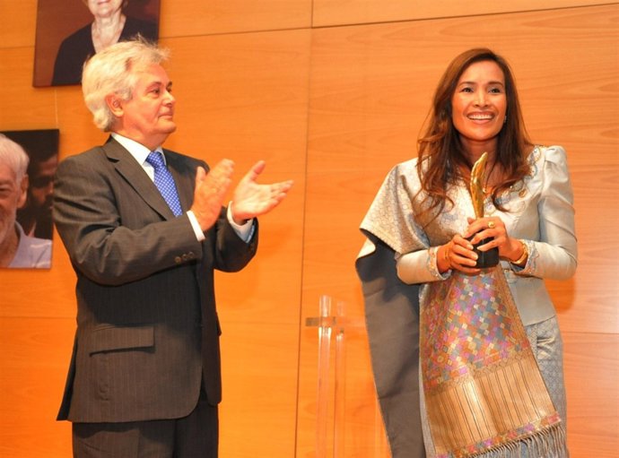 Somaly Mam Recibe El Premio Cajagranada A La Cooperación Internacional