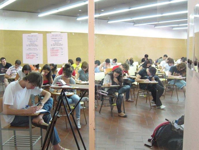 Estudiantes Realizando Exámenes De Selectividad