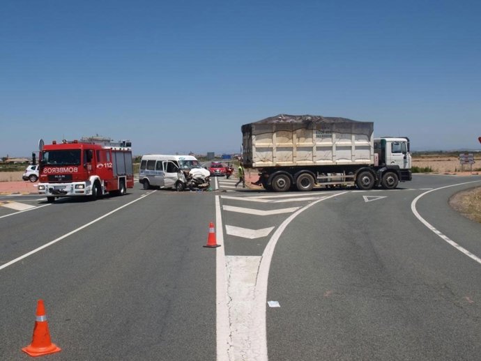 Accidente, En El Que Se Han Visto Implicados Una Furgoneta Y Un Camión.