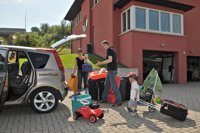 La Policía aconseja no publicar los planes de vacaciones en internet y no facturar equipaje de terceros