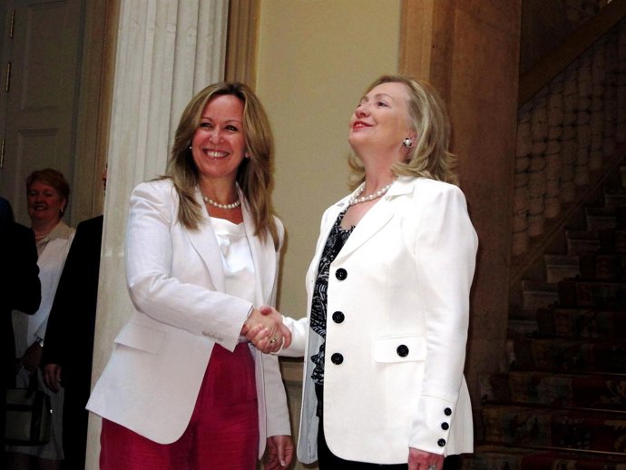 Clinton Saluda A Jiménez Durante Su Visita A España