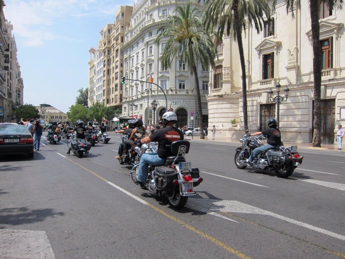 Harley Davidson Recorren El Centro De Valencia