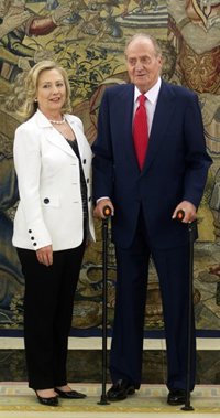 El Rey recibe a Hillary Clinton en muletas