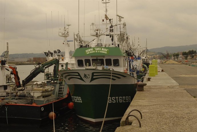 Barcos de pesca atracados en un puesto asturiano.