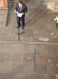 Conde Roa se estrena como alcalde compostelano con una ofrenda floral al escultor Francisco Asorey