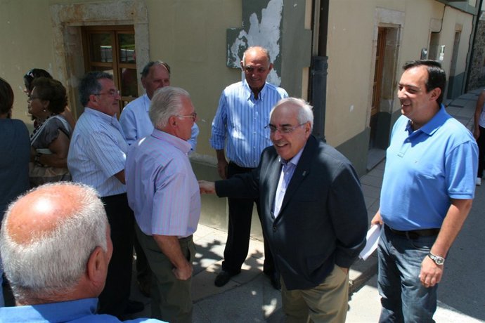 Areces, Saluda A Vecinos, Acompañado A Su Espalda Por El Alcalde, Alejandro Vega