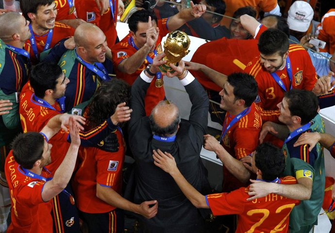 Del Bosque con la Copa del Mundo