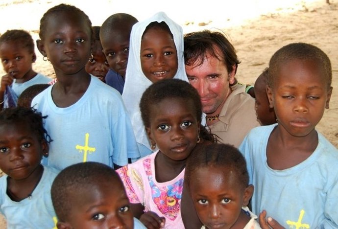 Un Miembro De Asturies Por África Rodeado Por Jóvenes De Gambia