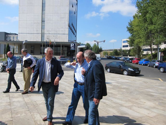 Rubalcaba, A Su Llegada Al Palacio De Congresos De Santiago