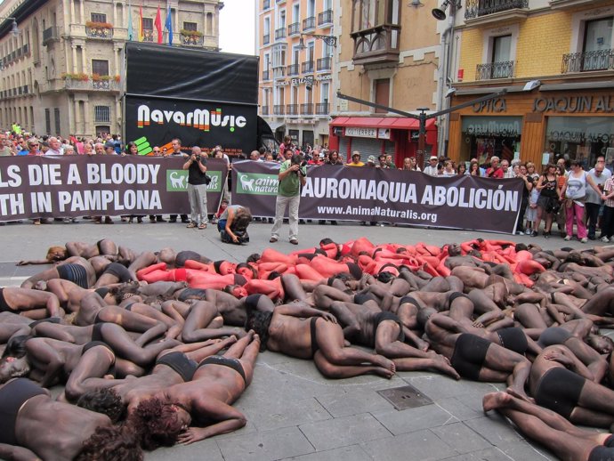 Activistas Forman La Figura De Un Toro En Protesta Por Los Encierros.