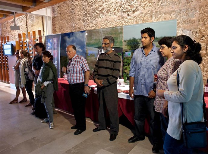 Visita De Touroperadores Al Museo Provincial Del Vino