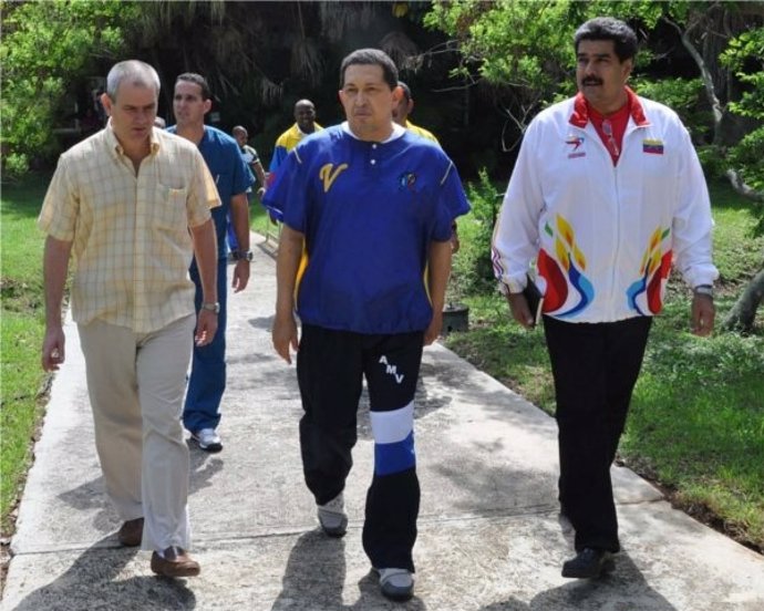 Chávez Caminando Con Maduro Tras La Operación