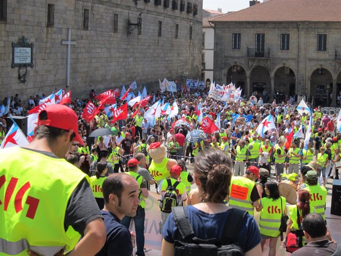 Pariticipantes En La 'Marcha Galega Polo Emprego' A Su Llegada A La Quintana