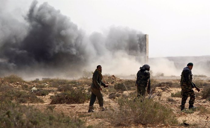 Rebeldes se enfrentan a las tropas de Gadafi