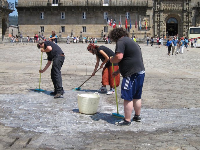 Los 'Indignados' Limpian La Praza Do Obradoiro Antes De Levantar La Acampada
