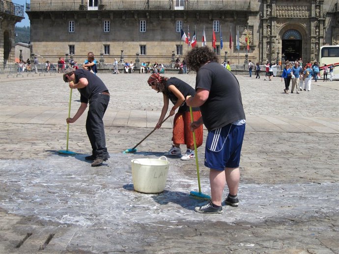 Los 'Indignados' Limpian La Praza Do Obradoiro Antes De Levantar La Acampada