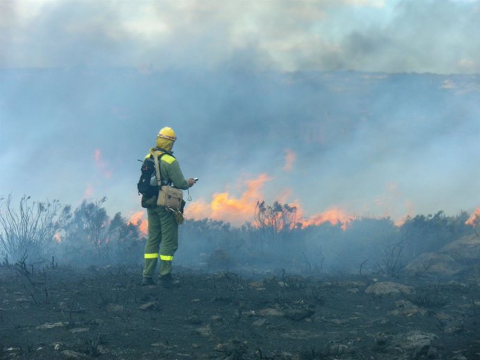 Un Miembro De La BIIF Toma Coordenadas Del Incendio