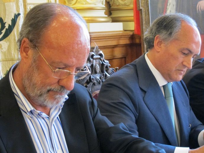 El Presidente De Caja España-Duero Firma Un Convenio Con El Alcalde De Valladoli
