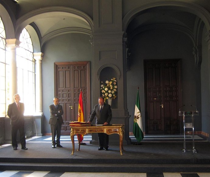 Griñán Preside La Toma De Posesión Del Rector De Granada