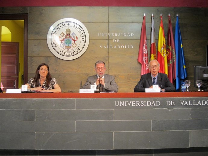 Rodríguez, Sacristán Y Santos Durante La Firma De Creación De La Cátedra
