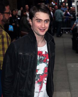 Posado Del Actor Británcico Daniel Radcliffe Entrando En El Programa De Letterma