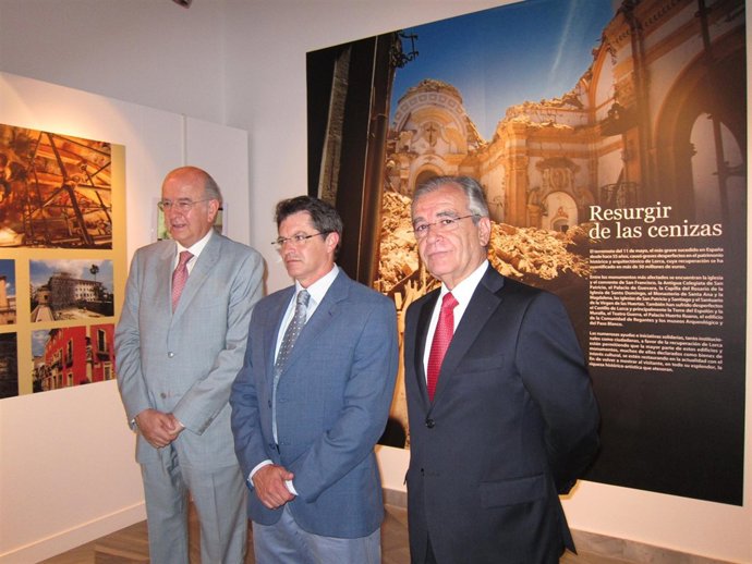 El Presidente Y El Director General Adjunto De Cajamurcia Y El Alcalde De Lorca