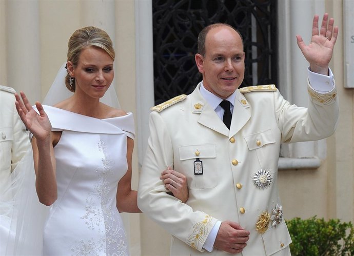 Alberto De Monaco Y Charlene Saludando