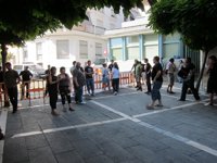 Unos 30 'indignados' se reúnen frente a la Asamblea de Extremadura durante el debate de investidura de Monago