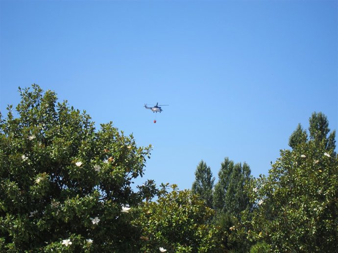 Un Helicóptero Participa En La Extinción De Un Incendio En Santiago.