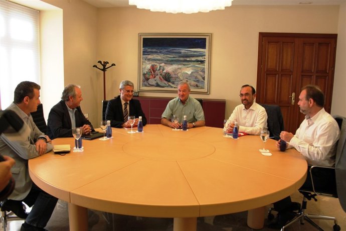 Valcárcel, Marín, Sotoca Con Presidente De Croem Y Secretarios De UGT Y CCOO