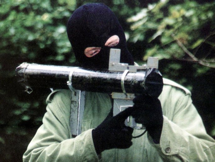 Miembro Del IRA Portando Un Lanzagranadas