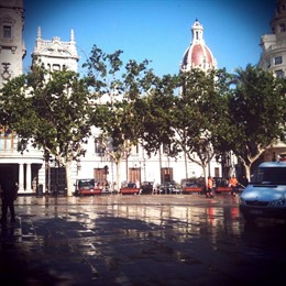 Plaza Del Ayuntamiento De Valencia Tras El Desalojo De Los Acampados