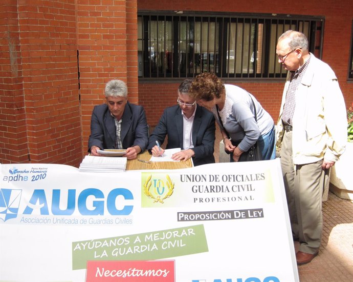 Los representantes de UO y AUGC recabando  firmas