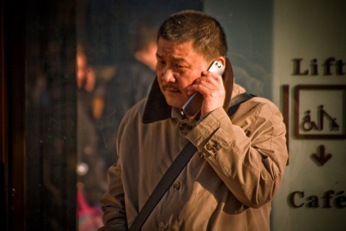 Hombre Hablando Por Móvil