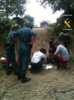 Momento Del Auxilio Y Rescate De Un Herido En El Monte De Ordunte 