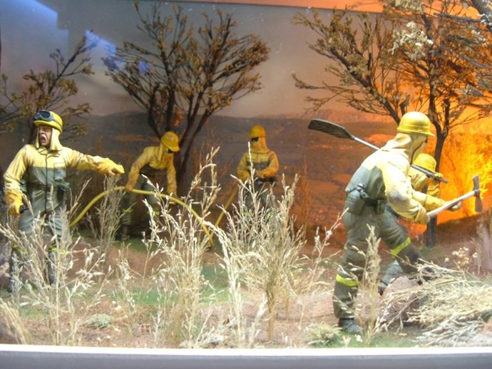 Muestra Del Equipo De Bomberos Terrestres Apagando Un Fuego