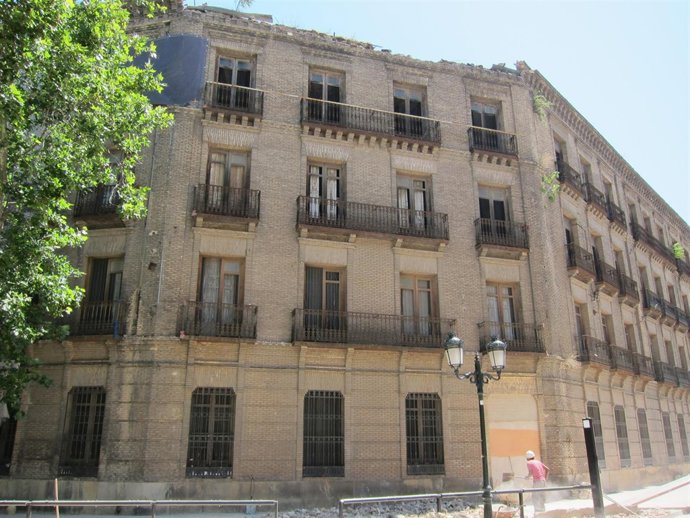 Desprendimiento Del Alero De Antiguo Cuartel De Pontoneros